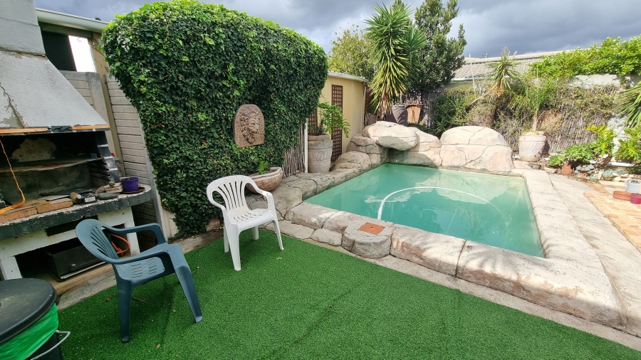 8 Bedroom Property for Sale in Die Bos Western Cape